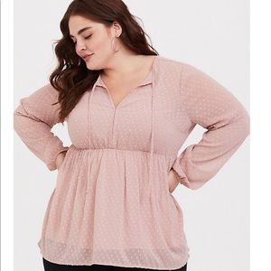TORRID BLUSH CLIP DOT TIE BABYDOLL TOP.